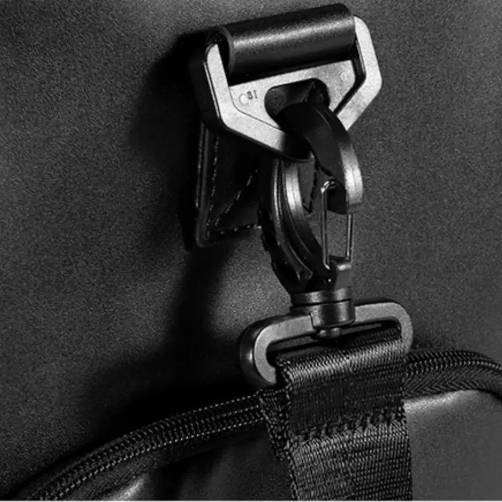 Accessoires de sac noir.