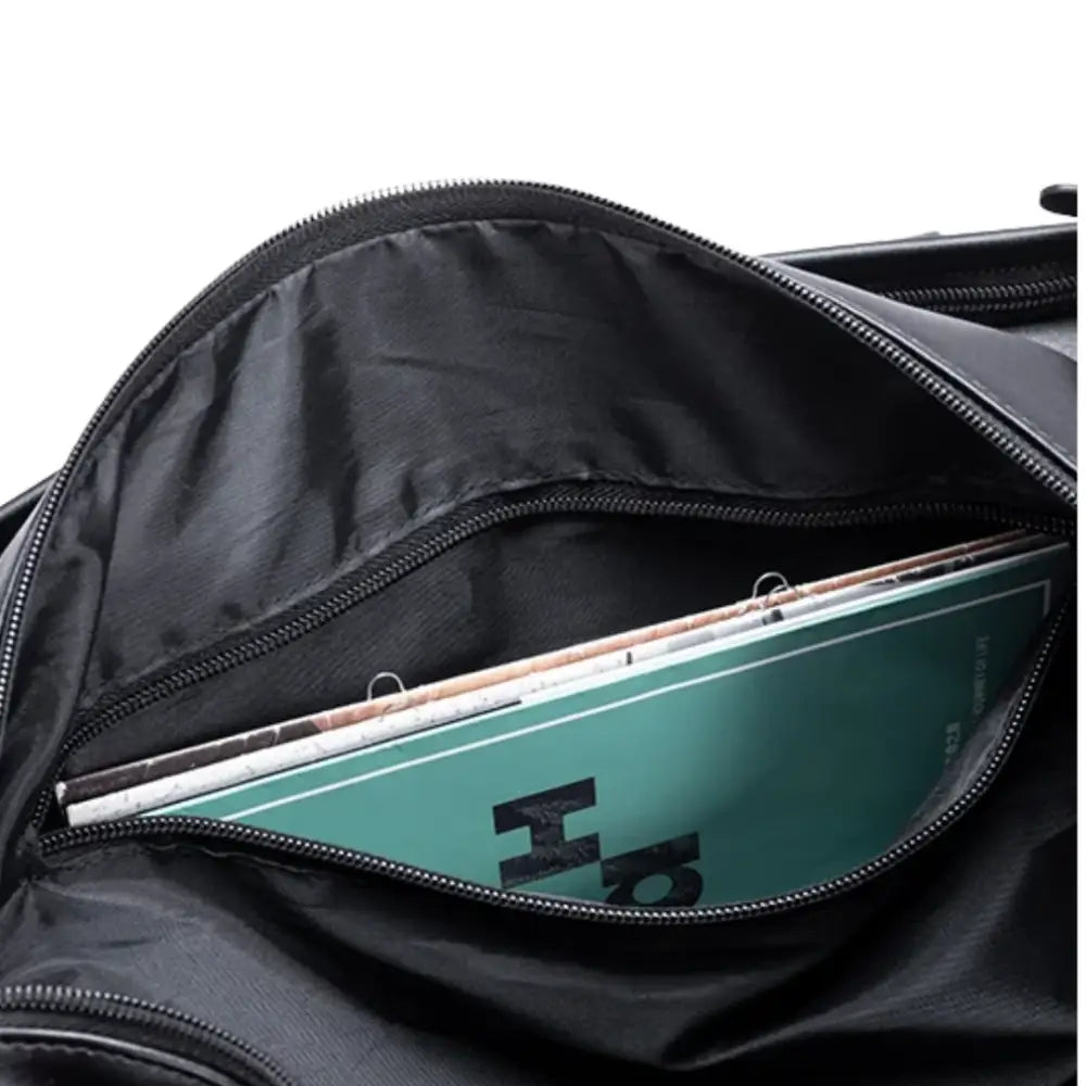 Sac noir ouvert avec un classeur vert.
