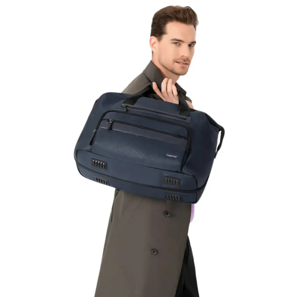 Sac de sport bleu marine.