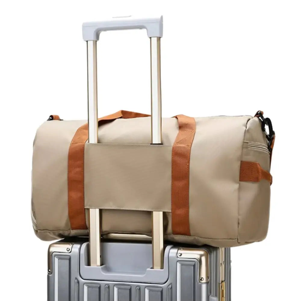 Sac de voyage femme xl Soléa avec beige sac duffel sur une valise