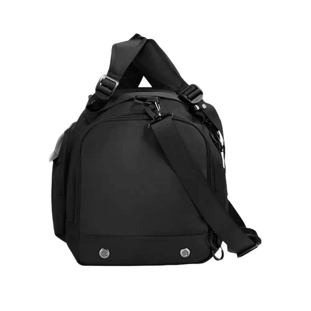 Sac de sport noir avec bandoulières.