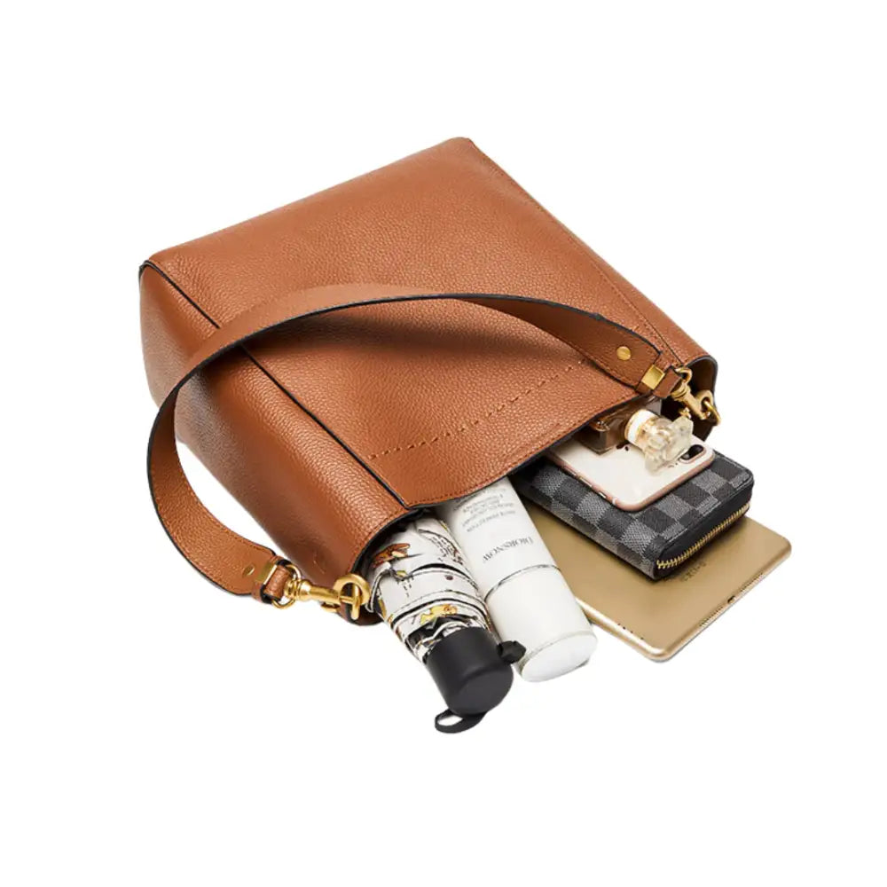 Sac fourre-tout en cuir brun avec contenu, élégant et pratique pour tous les jours