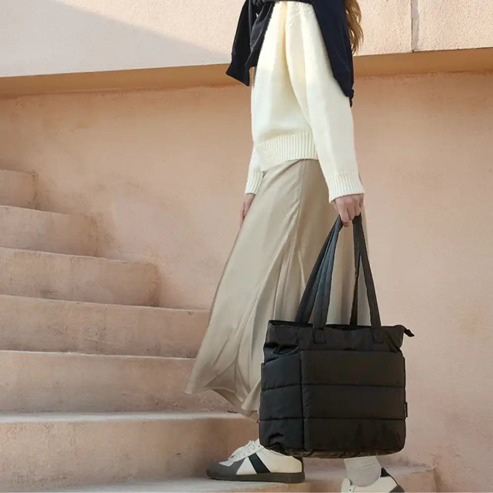 Sac fourre tout souple Lily avec motif quilté noir pour un style élég ant