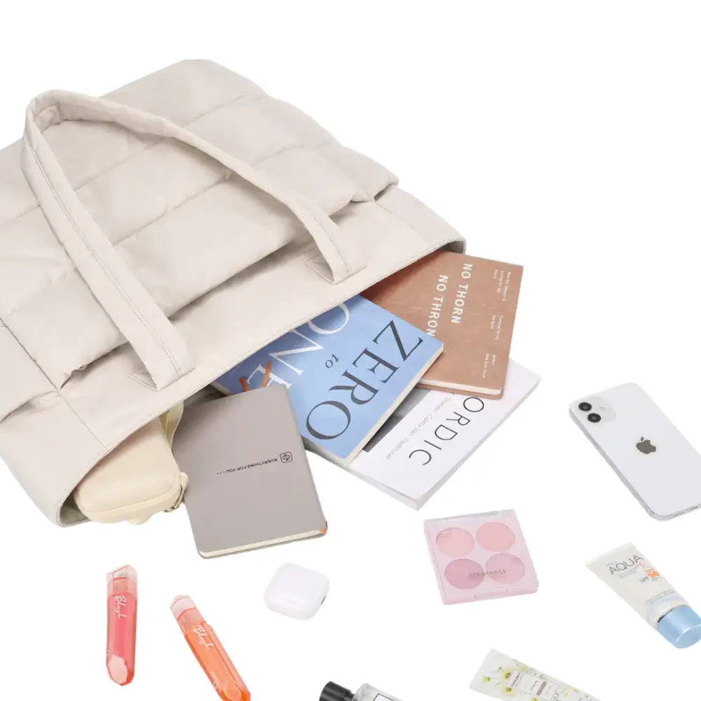 Sac fourre souple Lily beige avec contenu qui déborde, idéal pour un style pratique