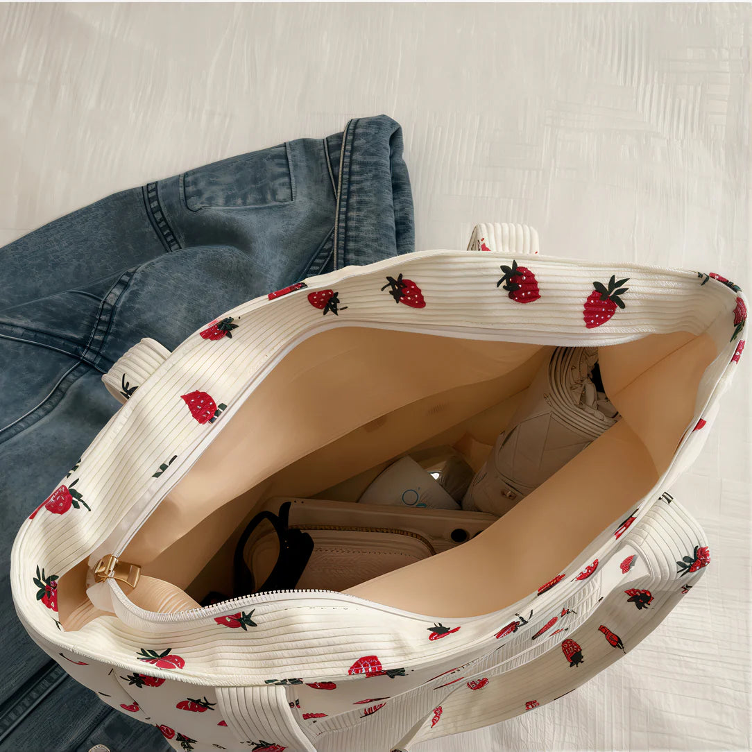 Sac fraise en velours côtelé avec motif fraises, parfait pour un look tendance