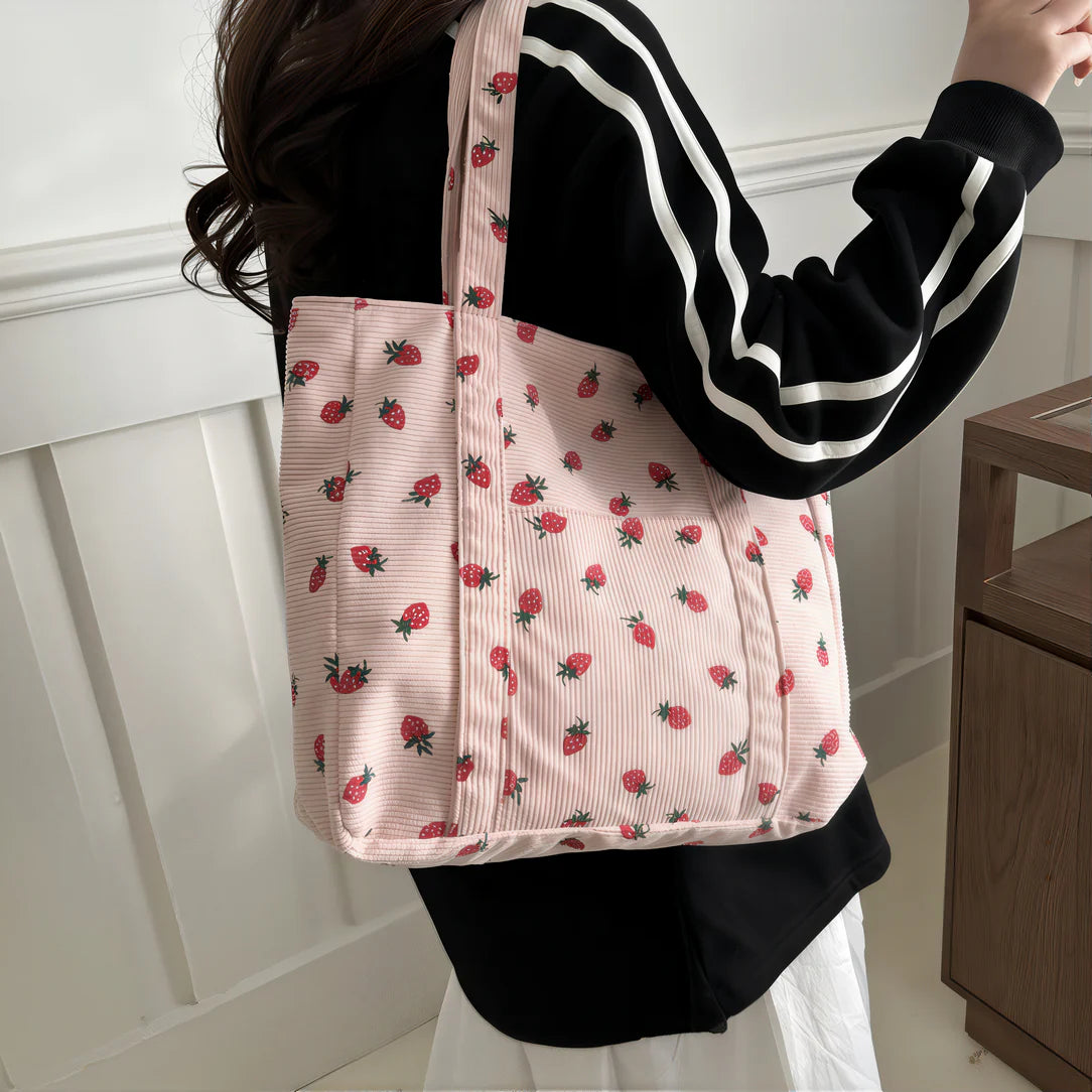 Sac fraise en velours côtelé rose avec motif fraise, idéal pour un look tendance
